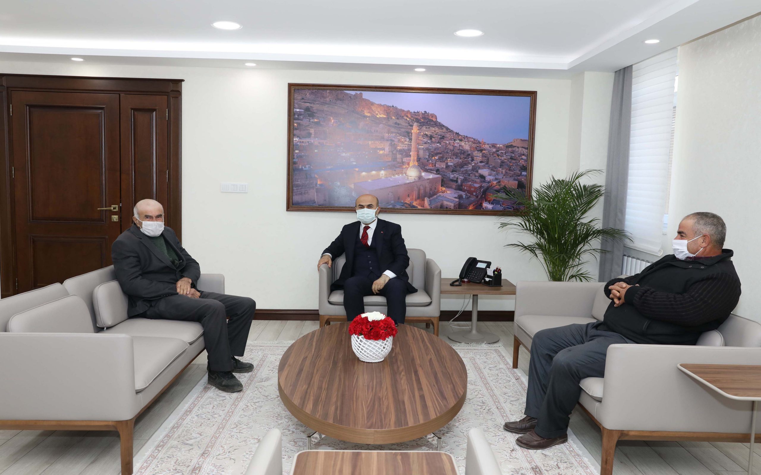 Mardin'de "Şeyhmus Amca" olarak bilinen 66 yaşındaki çevre dostu Şeyhmus Erginoğlu, Mardin Valisi Mahmut Demirtaş’ı makamında ziyaret etti.