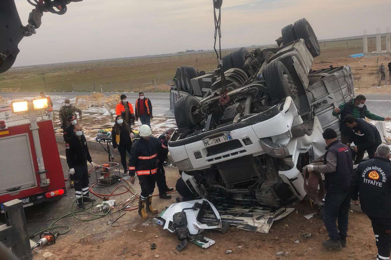 İpekyolu'nda mermer yüklü kamyon şarampole devrildi: Sürücü ağır yaralandı