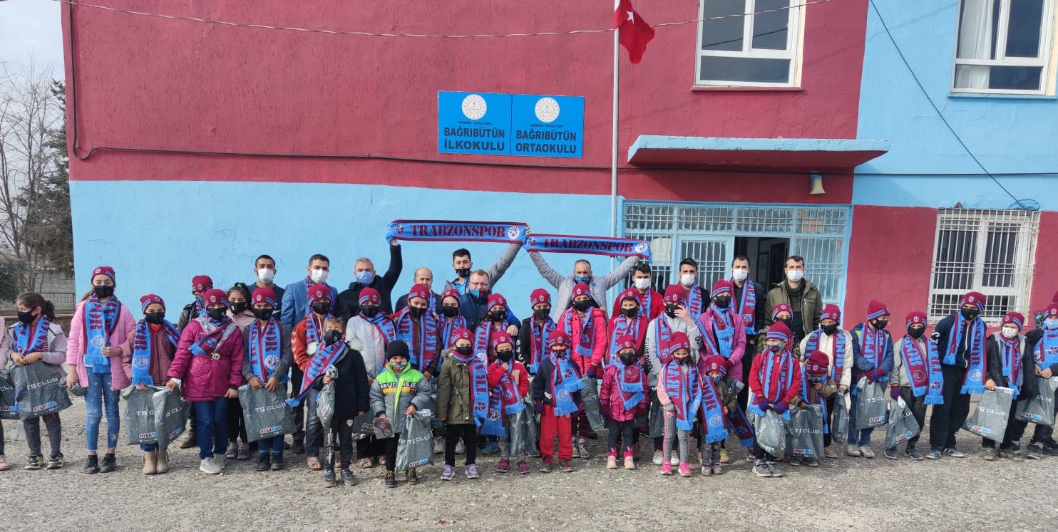 Gönüllü Trabzon Platformu 600 öğrenciye Bordo Mavi renkte hediye verdi