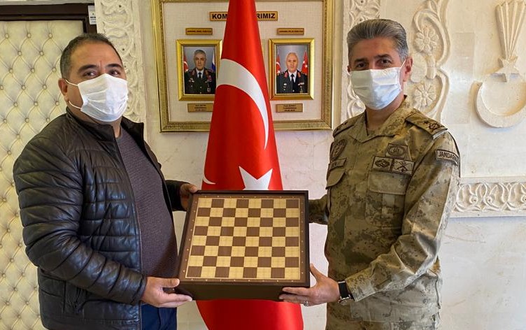Mardin Satranç İl Temsilcisi Yalçın’dan İl Jandarma Komutanına ziyaret