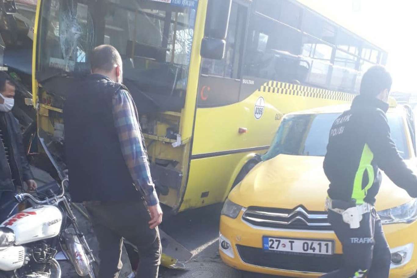 Halk otobüsü büfeye kaldı: Bir ölü 9 yaralı