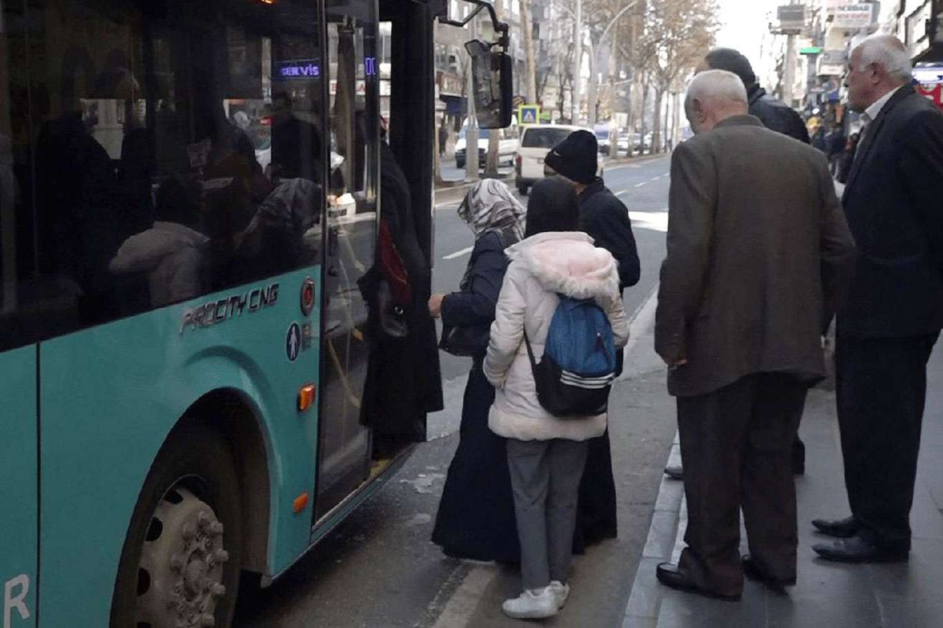Toplu ulaşım araçlarına alınmayan yaşlılar mağduriyet yaşıyor
