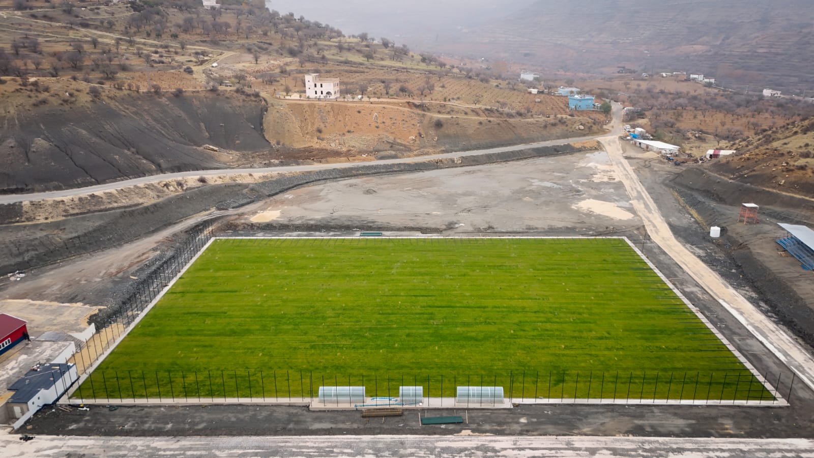 Mardin’de UEFA Standartlarında Yeni Yapılan Çim Yüzeyli Futbol Sahasında Sona Gelindi
